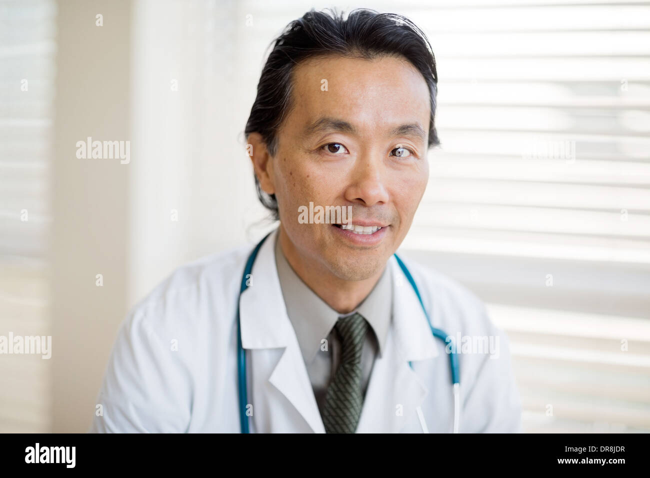 Krebsspezialist lächelnd im Krankenhaus Stockfoto