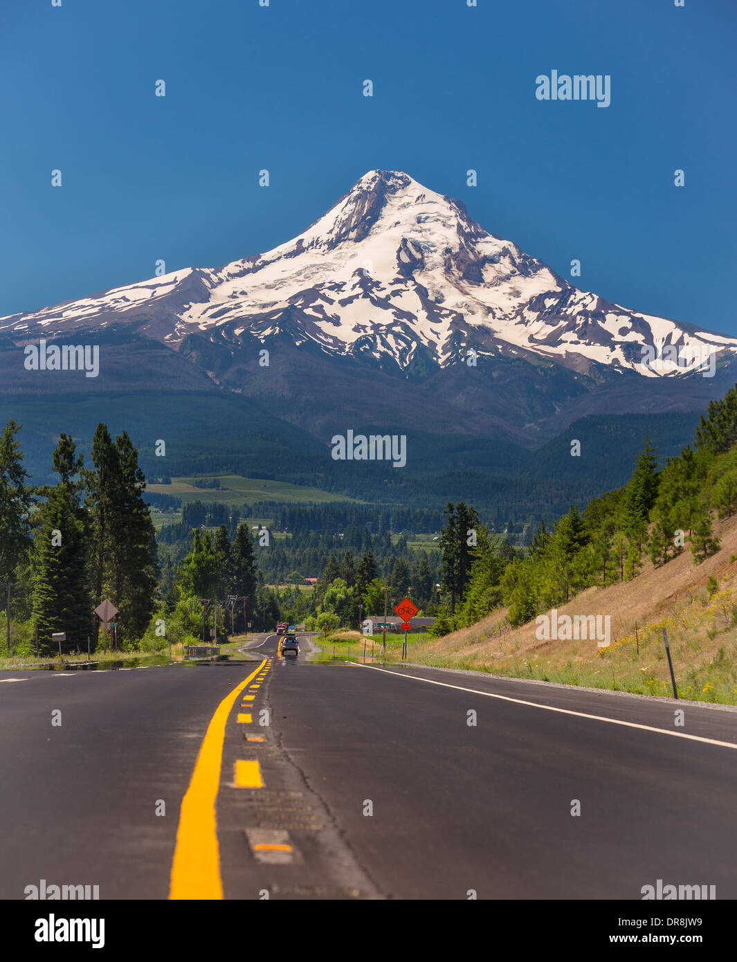 HOOD RIVER, OREGON, USA - Route 35 und Mount Hood, ein 11.240 Fuß-Vulkan im Bereich von Kaskaden. Stockfoto