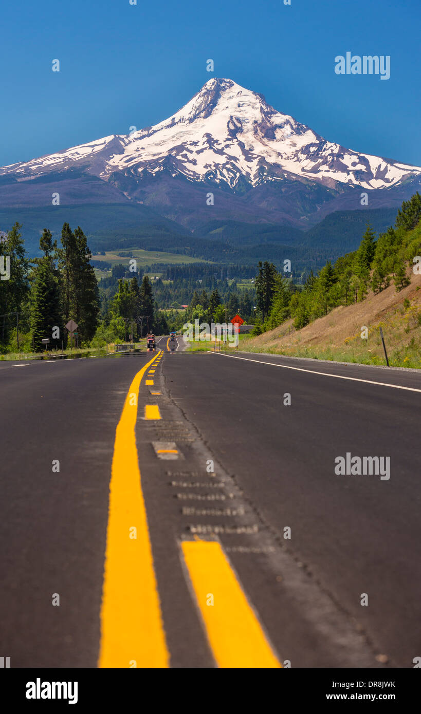 HOOD RIVER, OREGON, USA - Route 35 und Mount Hood, ein 11.240 Fuß-Vulkan im Bereich von Kaskaden. Stockfoto
