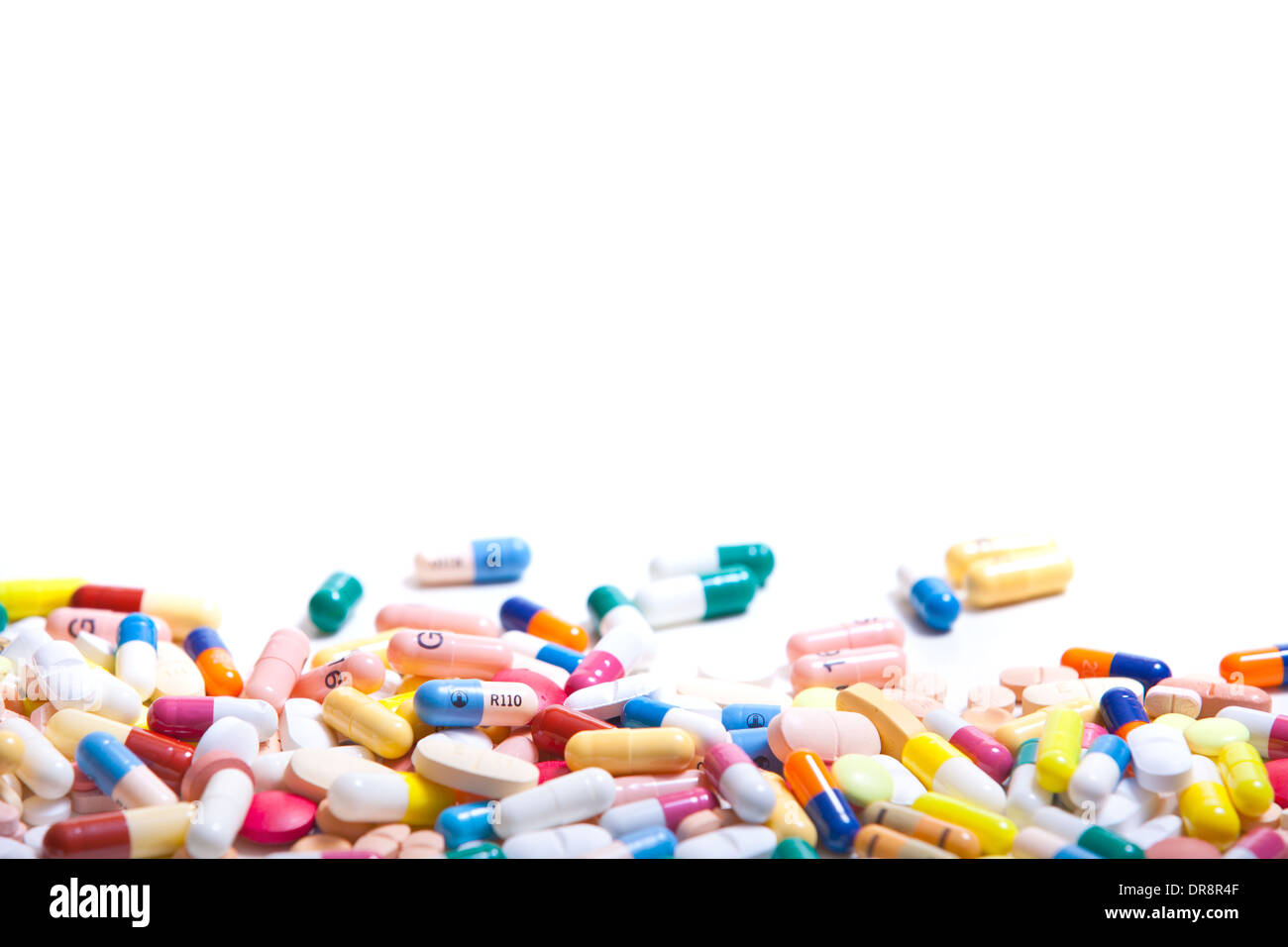 Riesiger Haufen von Arzneimitteln. Alle auf weißem Hintergrund. Stockfoto