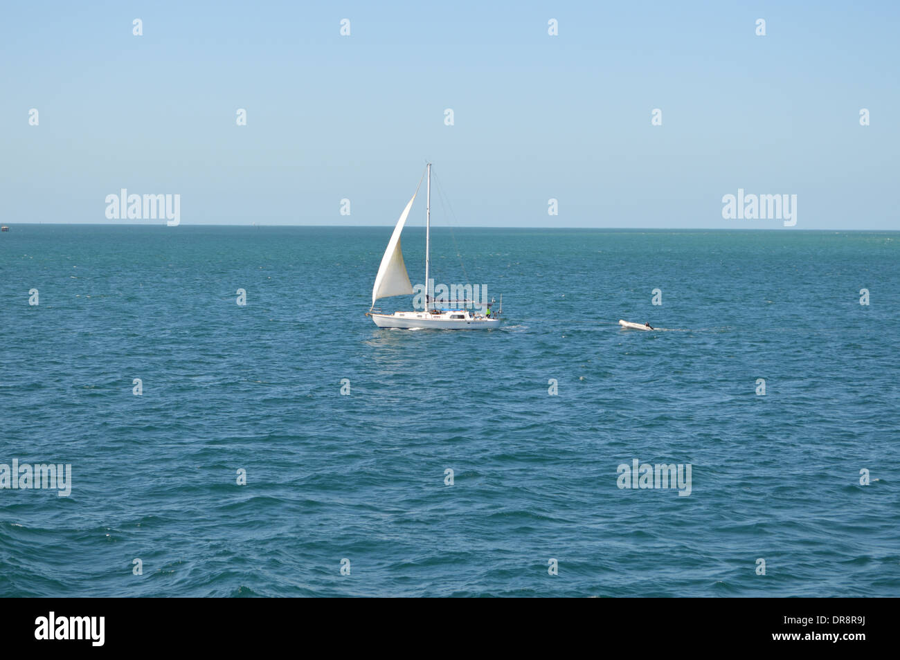 Eine Yacht segelt vorbei die anmutig Richtung Süden aus der Port Phillip Bay. Stockfoto