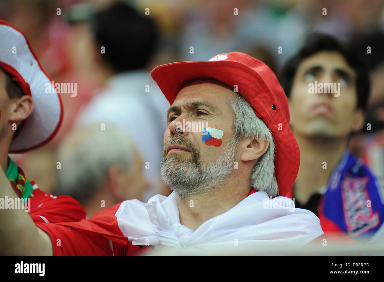 Atmosphäre-Fans von Portugal und Tschechien zeigen ihre Unterstützung vor den Mannschaften gegeneinander im Quartal Endstadium der Euro 2012 Warschau, Polen - 21.06.12 Stockfoto