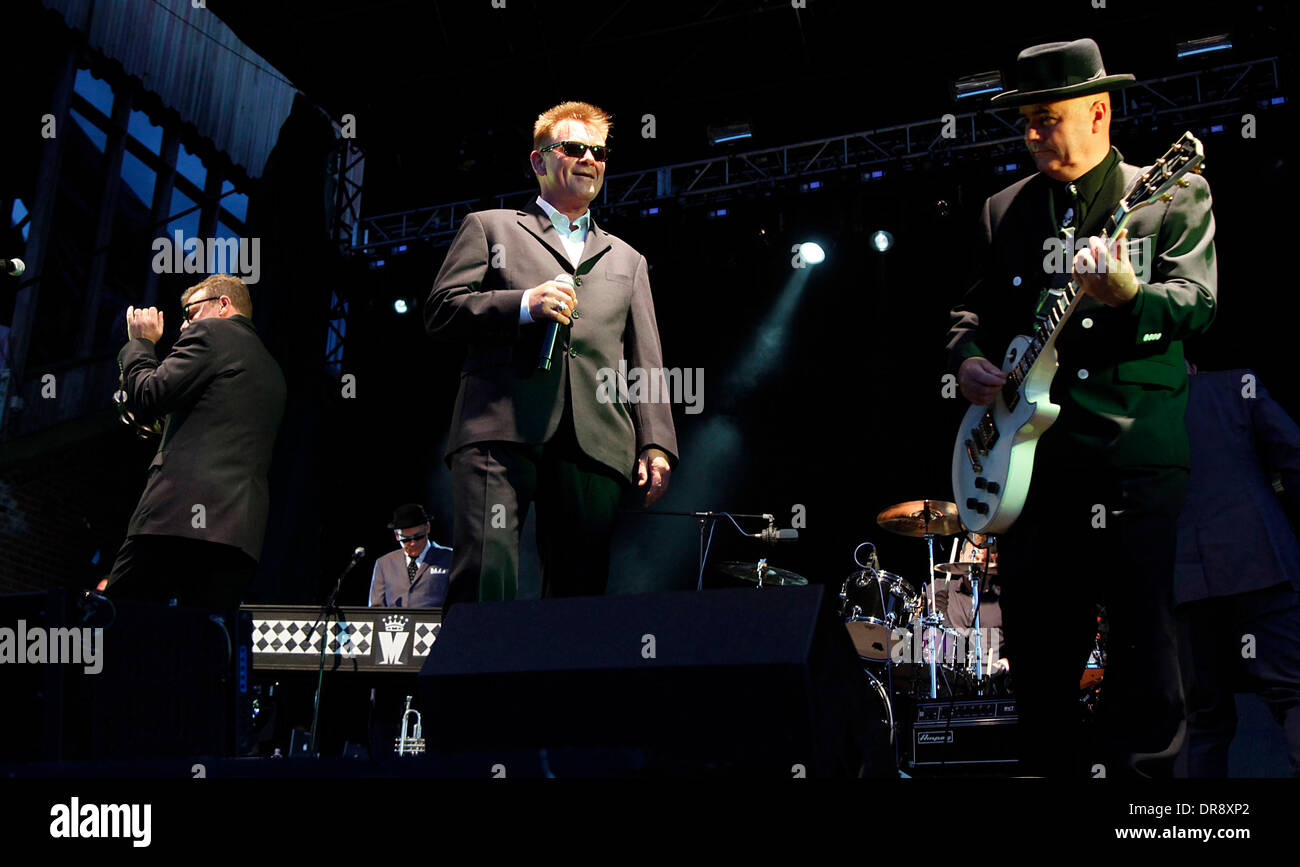 Suggs, Chas Smash und Chris Foreman Wahnsinn erklingt in Newmarket Racecourse Suffolk, England - 22.06.12 Stockfoto