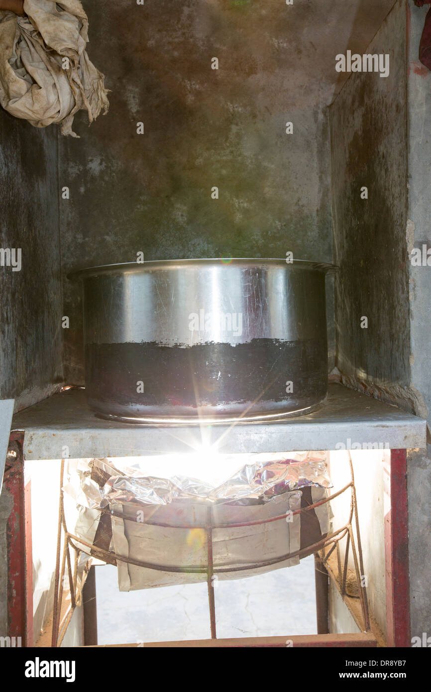 Köche, die Zubereitung von Speisen mit Solarkochern im The Muni Seva Ashram in Bilgoraj, in der Nähe von Vadodara, Indien Stockfoto