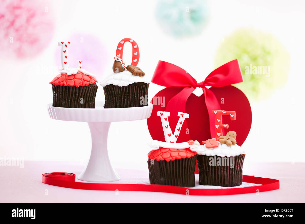 einen Brief, Liebe auf cupcakes Stockfoto