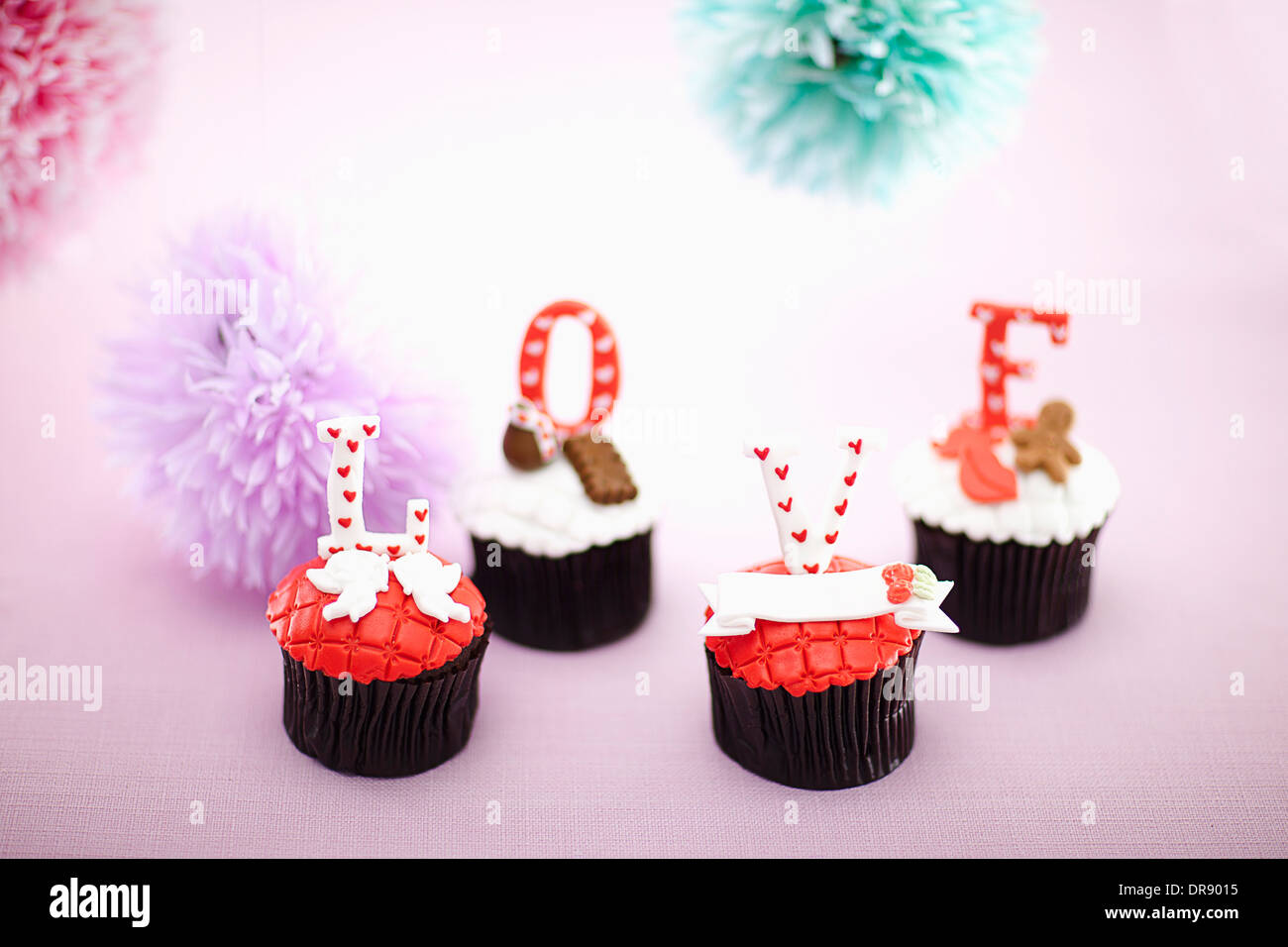 einen Brief, Liebe auf cupcakes Stockfoto