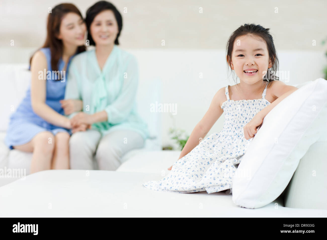 eine Frau mit Tochter und Enkelin im Zimmer Stockfoto