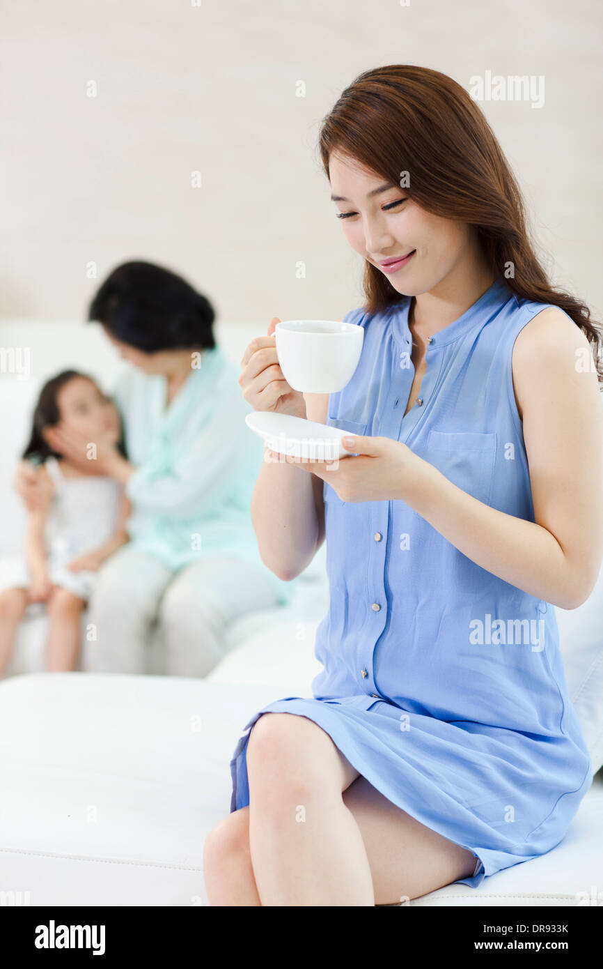 eine Frau mit Tochter und Enkelin im Zimmer Stockfoto
