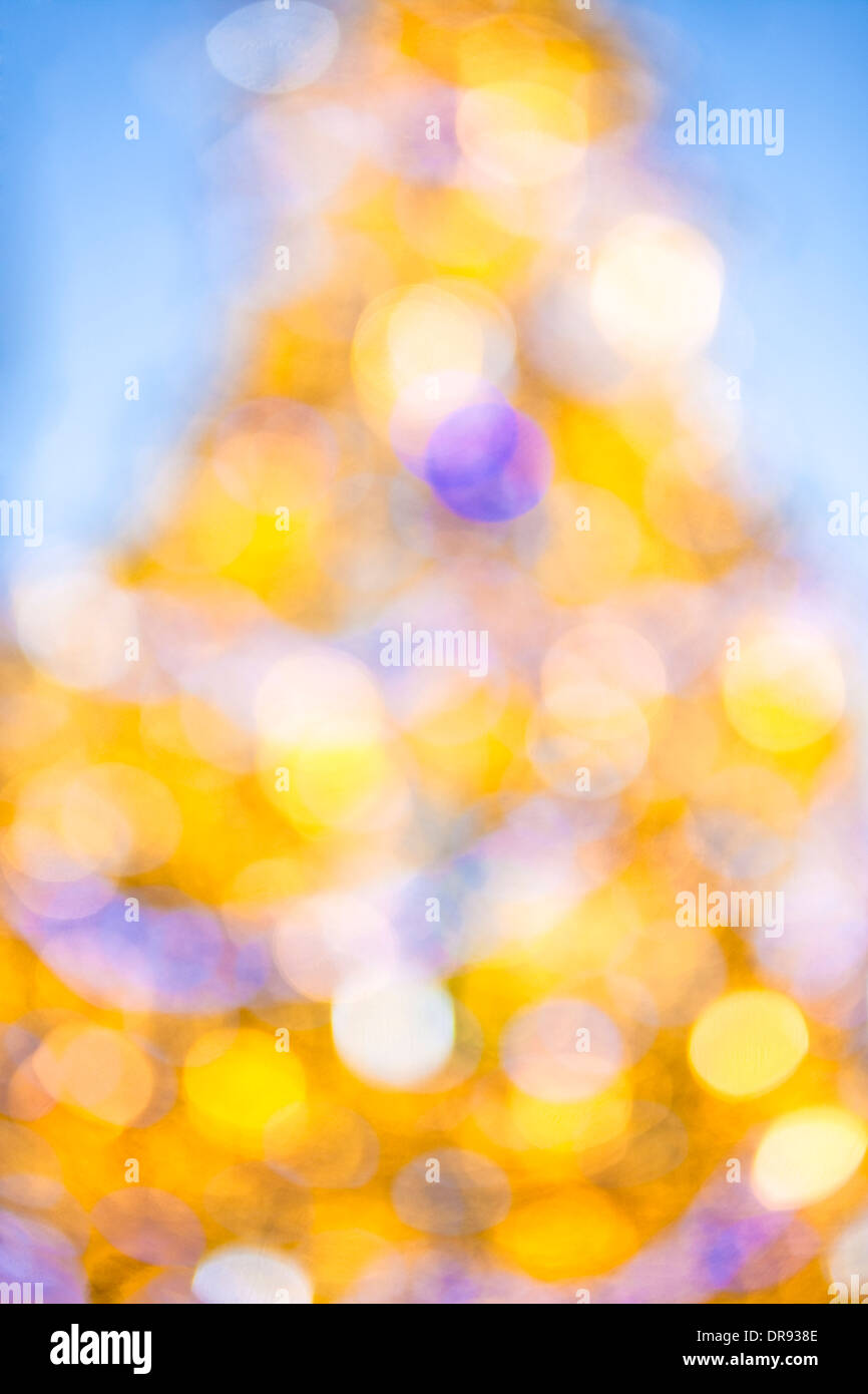 Defokussierten Ornamente auf traditionellen Weihnachtsbaum Stockfoto