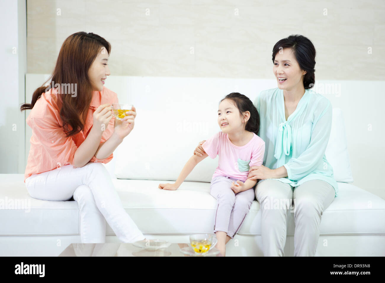 eine Frau mit Tochter und Enkelin im Wohnzimmer Stockfoto