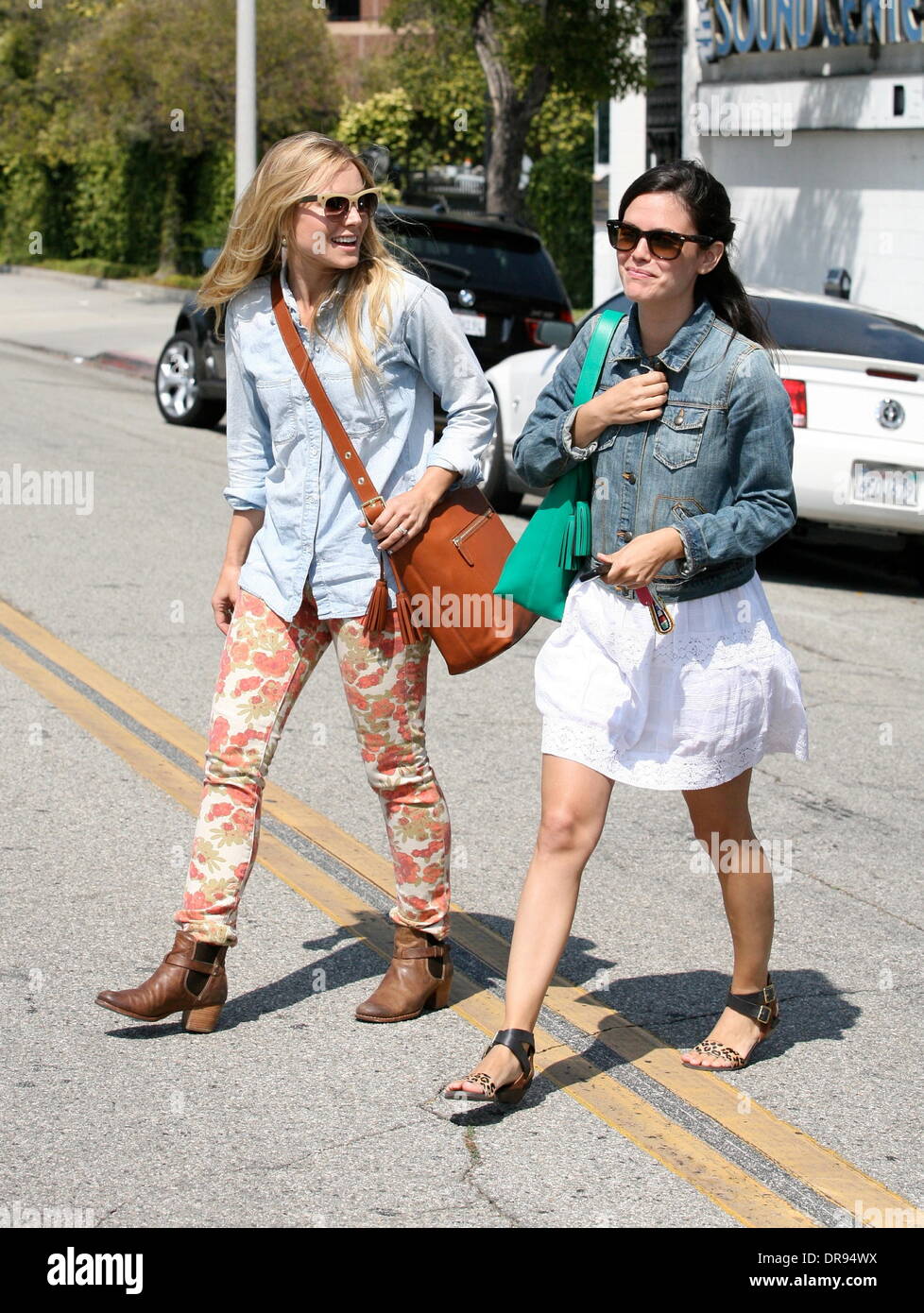 Rachel Bilson und Kristen Bell gesehen, so dass gifting Suite in Beverly Hills, Los Angeles, Kalifornien - 15.06.12 Stockfoto