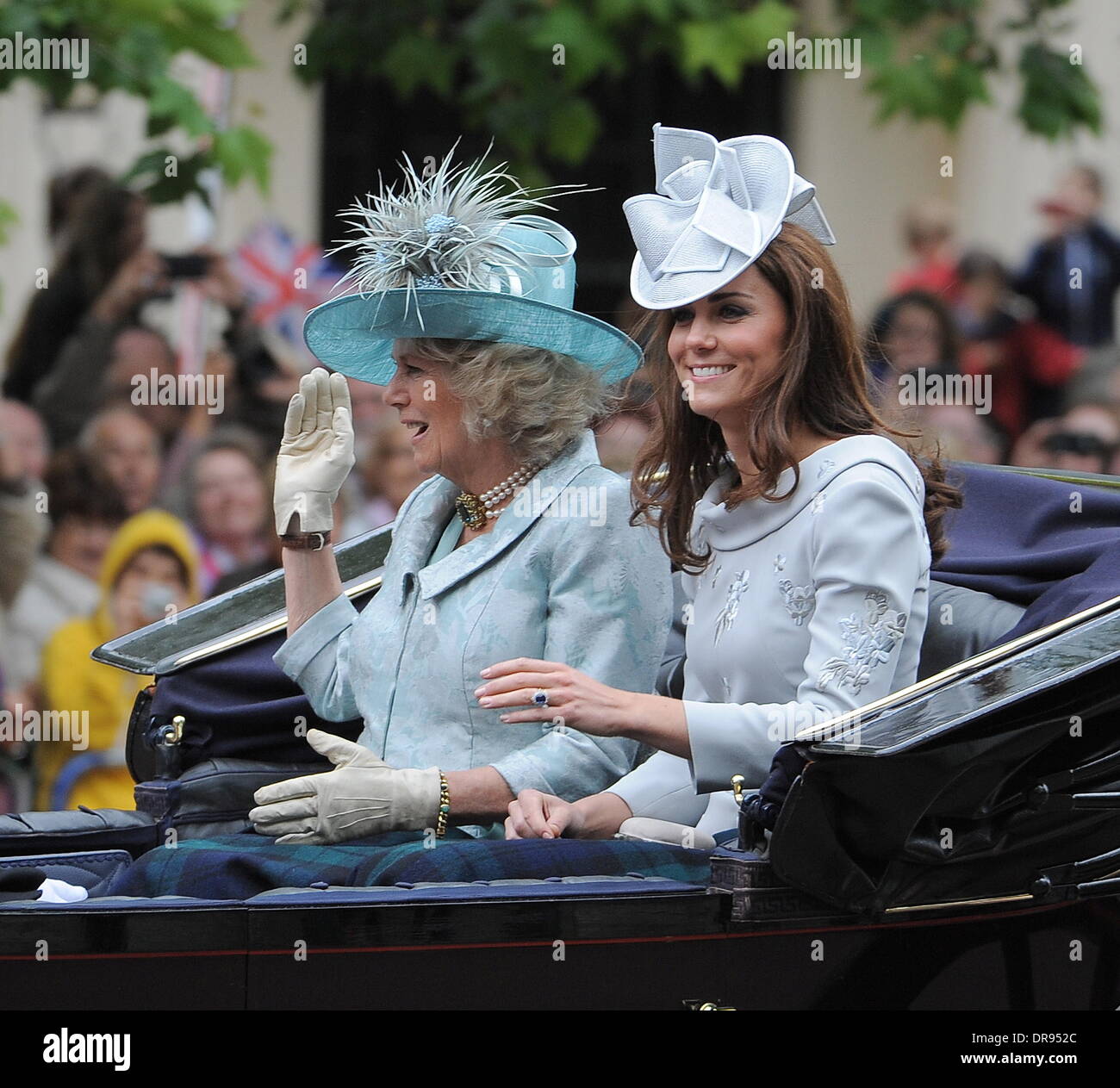 Prinz Harry, Camilla, Herzogin von Cornwall und Catherine Herzogin von Cambridge, aka Kate Middleton besuchen die 2012 Trooping die Farbe Zeremonie bei der Horse Guards Parade zum Geburtstag der Queen zu feiern. London, England - 16.06.12 Stockfoto