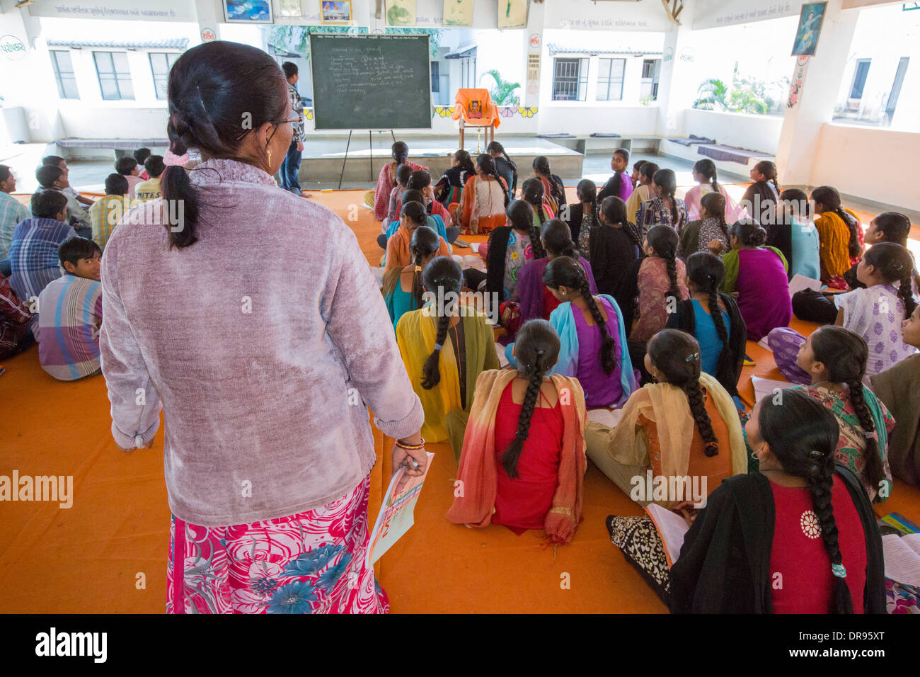 Die Mädchen-Mittelschule im Muni Seva Ashram in Bilgoraj, in der Nähe von Vadodara, Indien. Stockfoto