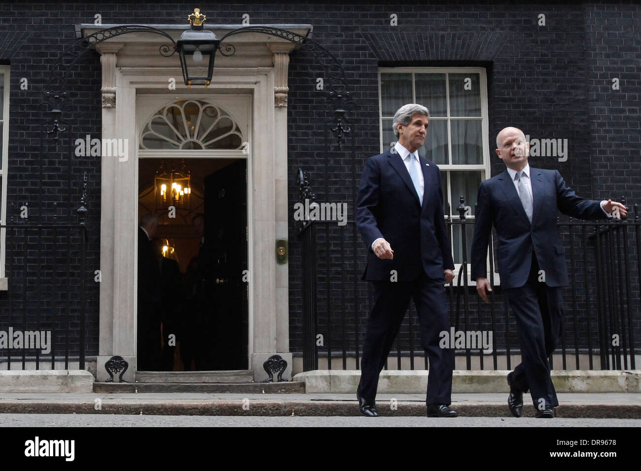 US Secretary Of State John Kerry (L) und sein britischer Amtskollege William Hague (R) außerhalb Nummer 10 Downing Street vor ihrer Stockfoto