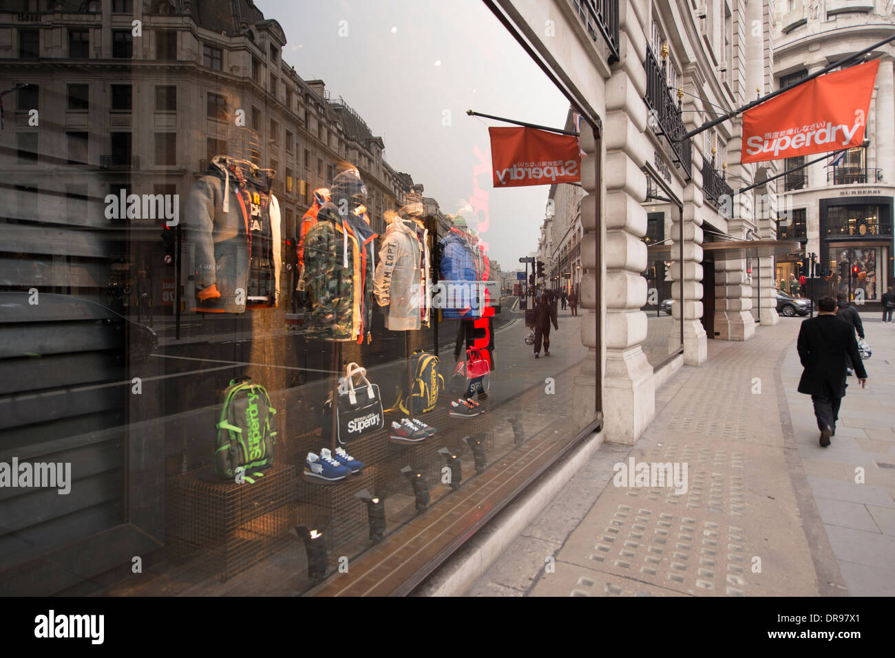 Schaufenster von der Superdry store am Regent Street im Londoner West End  Stockfotografie - Alamy