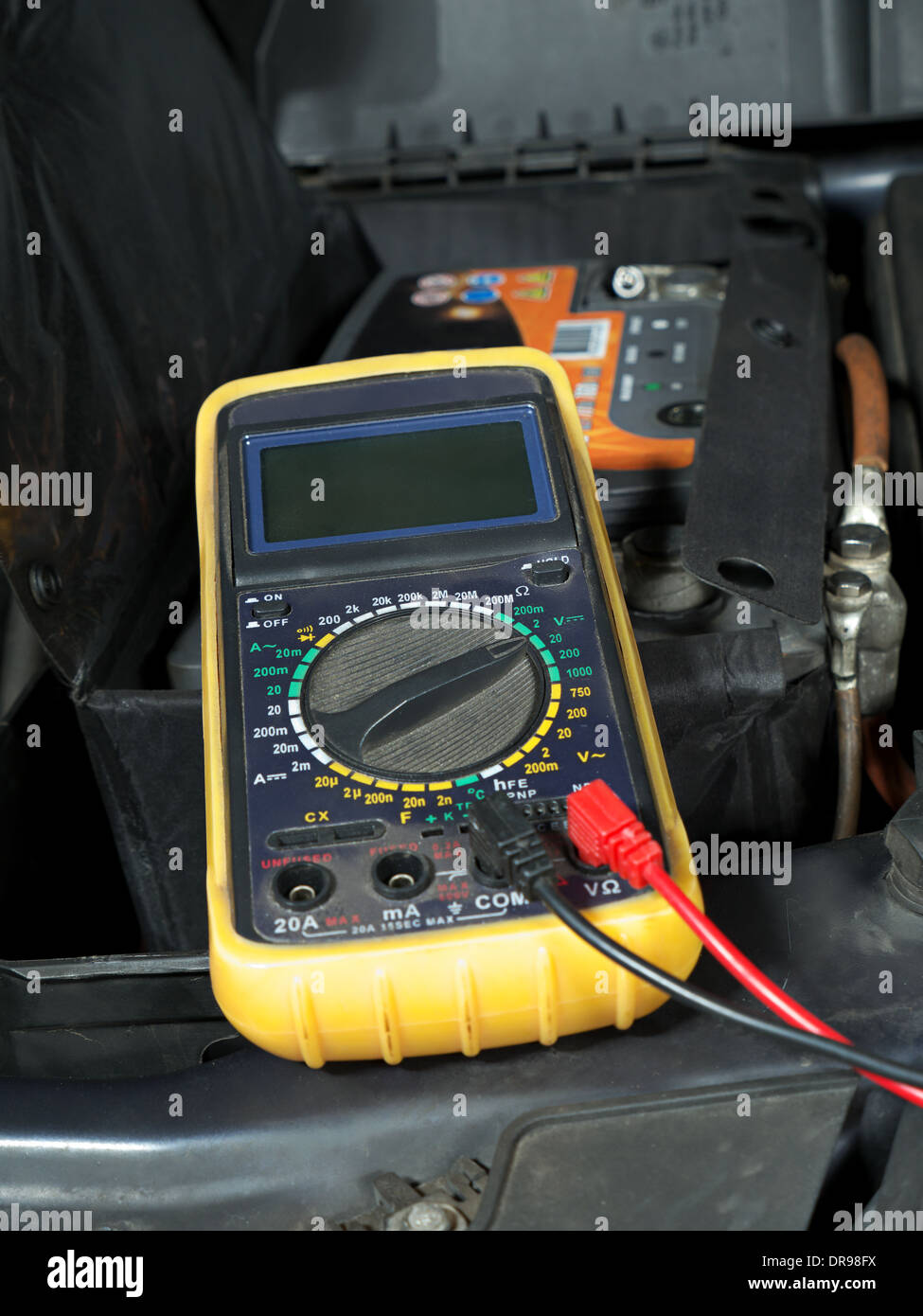 Multimeter eingerichtet und bereit für Ihre Auto-Batterie-Spannungsmessung  Stockfotografie - Alamy