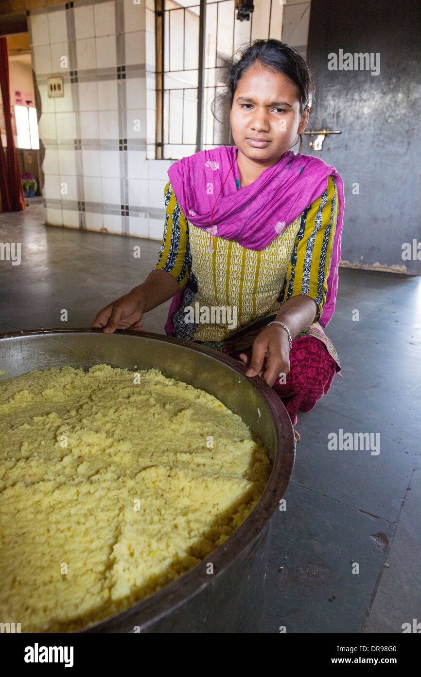 Solarkocher im Muni Seva Ashram in Bilgoraj, in der Nähe von Vadodara, Indien. Stockfoto