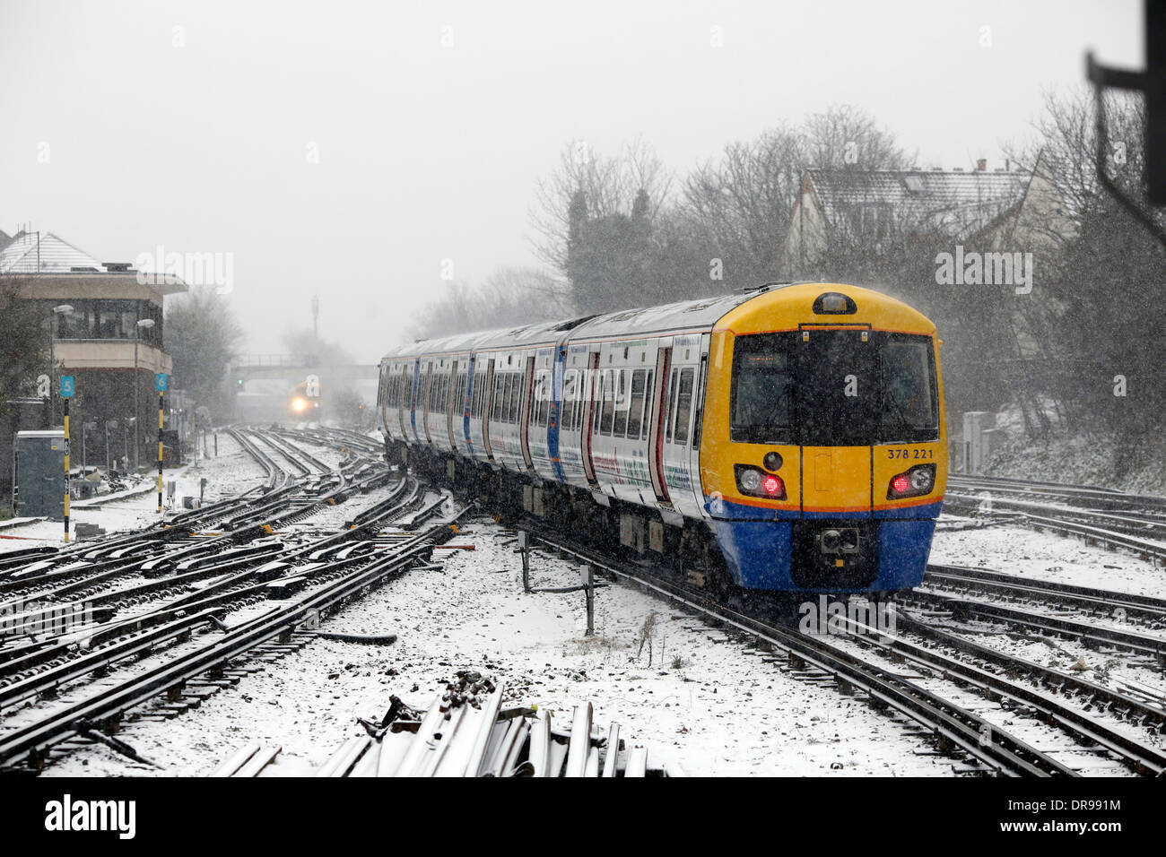 Londoner u-Bahn im Schnee in Richmond Park am 18. Januar 2013 in London, Großbritannien. Stockfoto