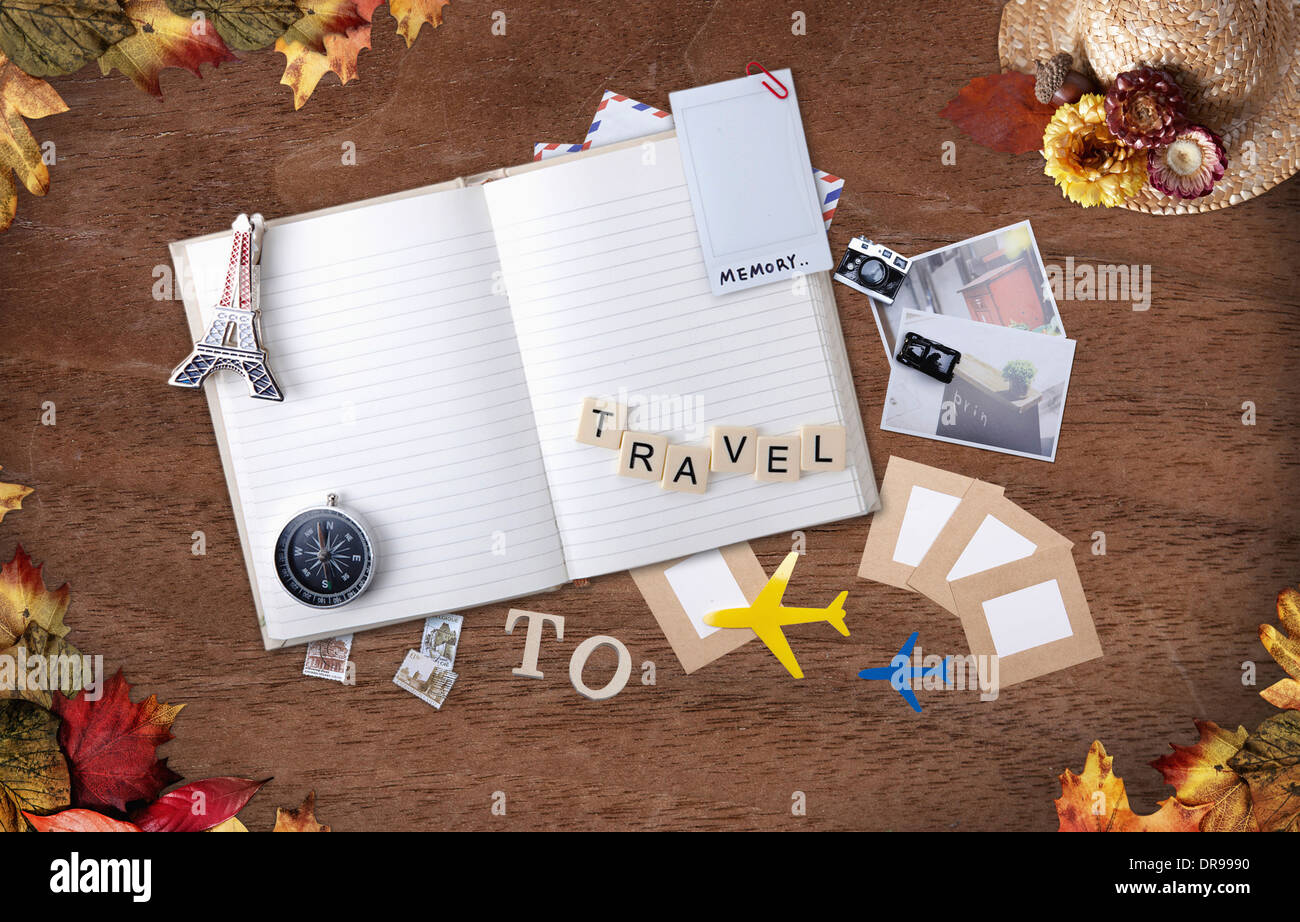 ein leeres Buch mit Reisen Verwandte Artikel Stockfoto
