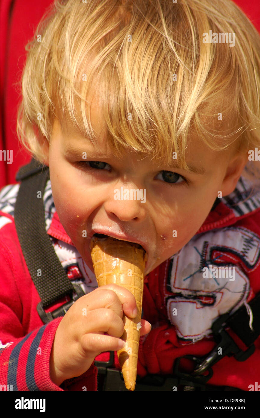 Kleiner Junge ein Eis essen. Stockfoto