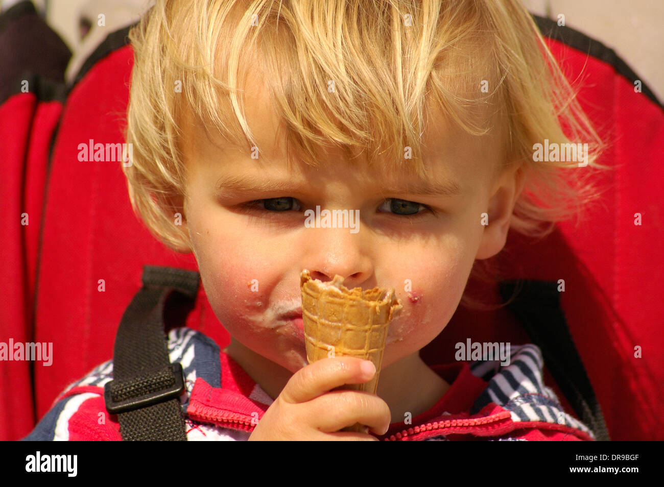 Kleiner Junge ein Eis essen. Stockfoto