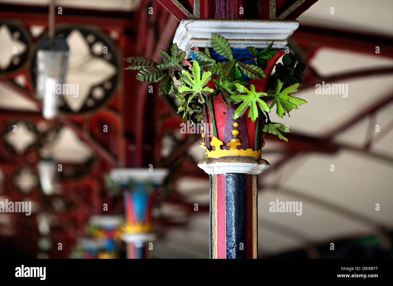 Restauriertes, ornamentales gusseisernes Laub auf den Kapitellen des Baldachins am Bahnhof Malvern in Worcestershire. Stockfoto