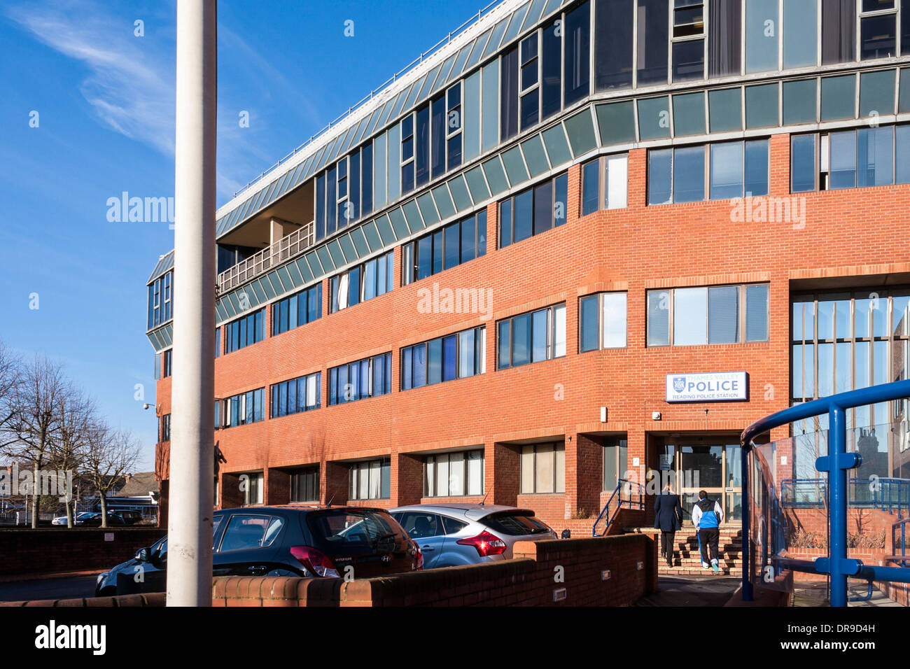 Zwei Personen betreten lesen Polizeistation, Thames Valley Police, Reading, Berkshire, England, GB, UK. Stockfoto