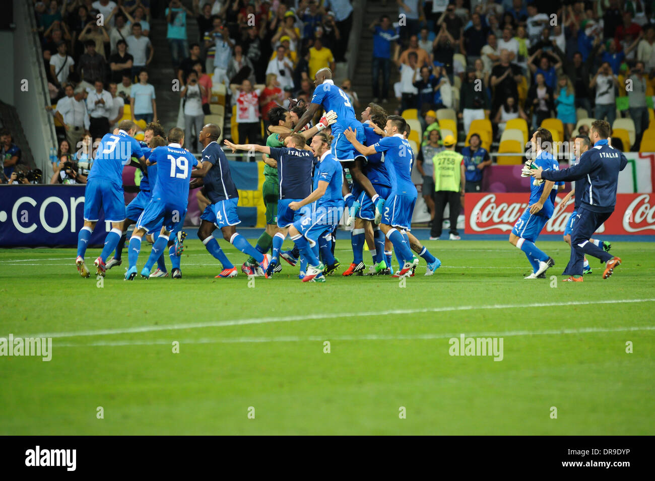 Das italienische Team feiern UEFA Euro 2012 - England 0 - 0 Italien (Italien siegt 4: 2 im Elfmeterschießen) - Viertel Finale statt an das Olympische Stadion Kiew, Ukraine - 24.06.12 Stockfoto