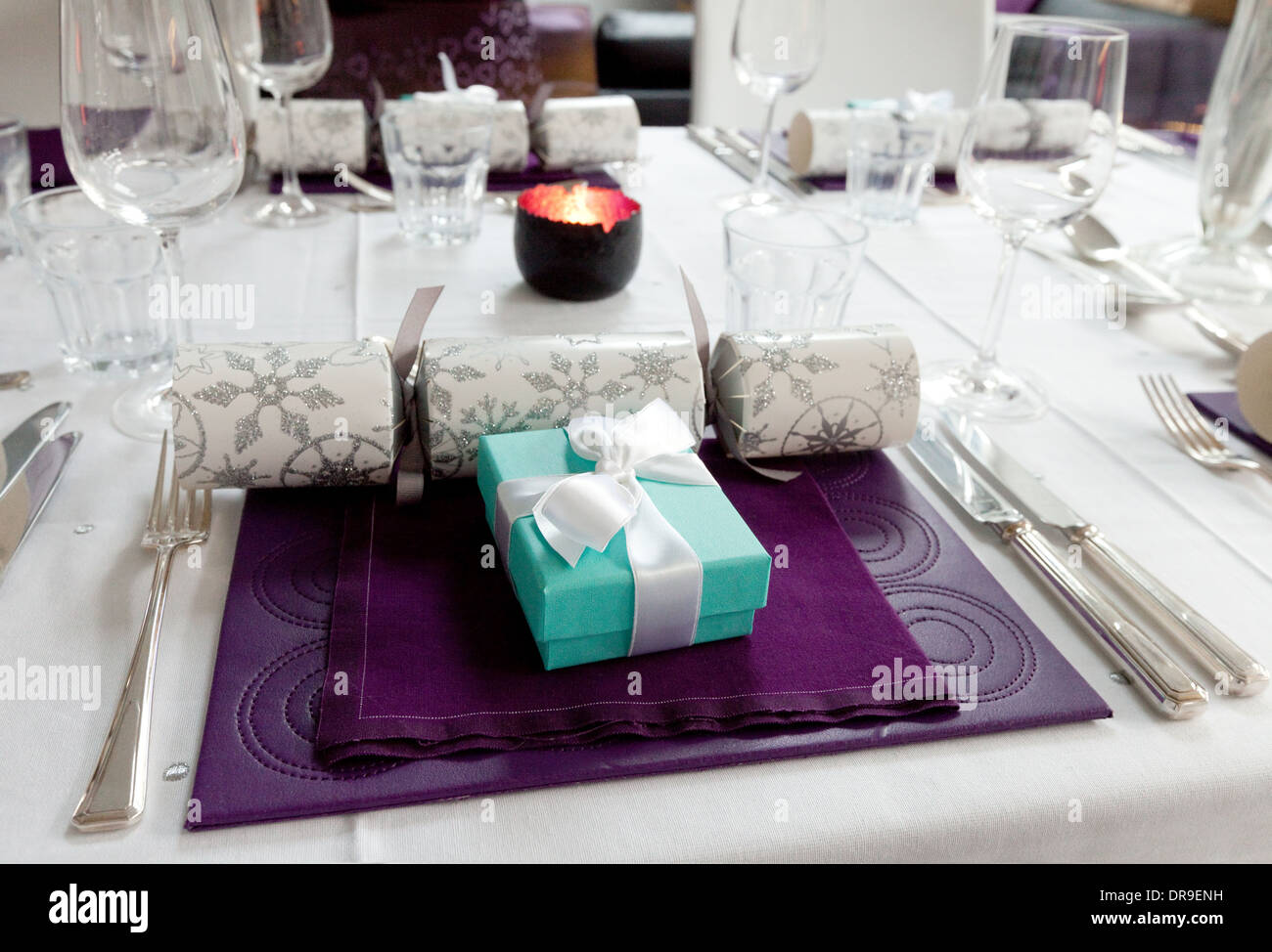 Weihnachtsessen Tischdekoration mit Crackern und Tisch weihnachtsgeschenk, GB Stockfoto