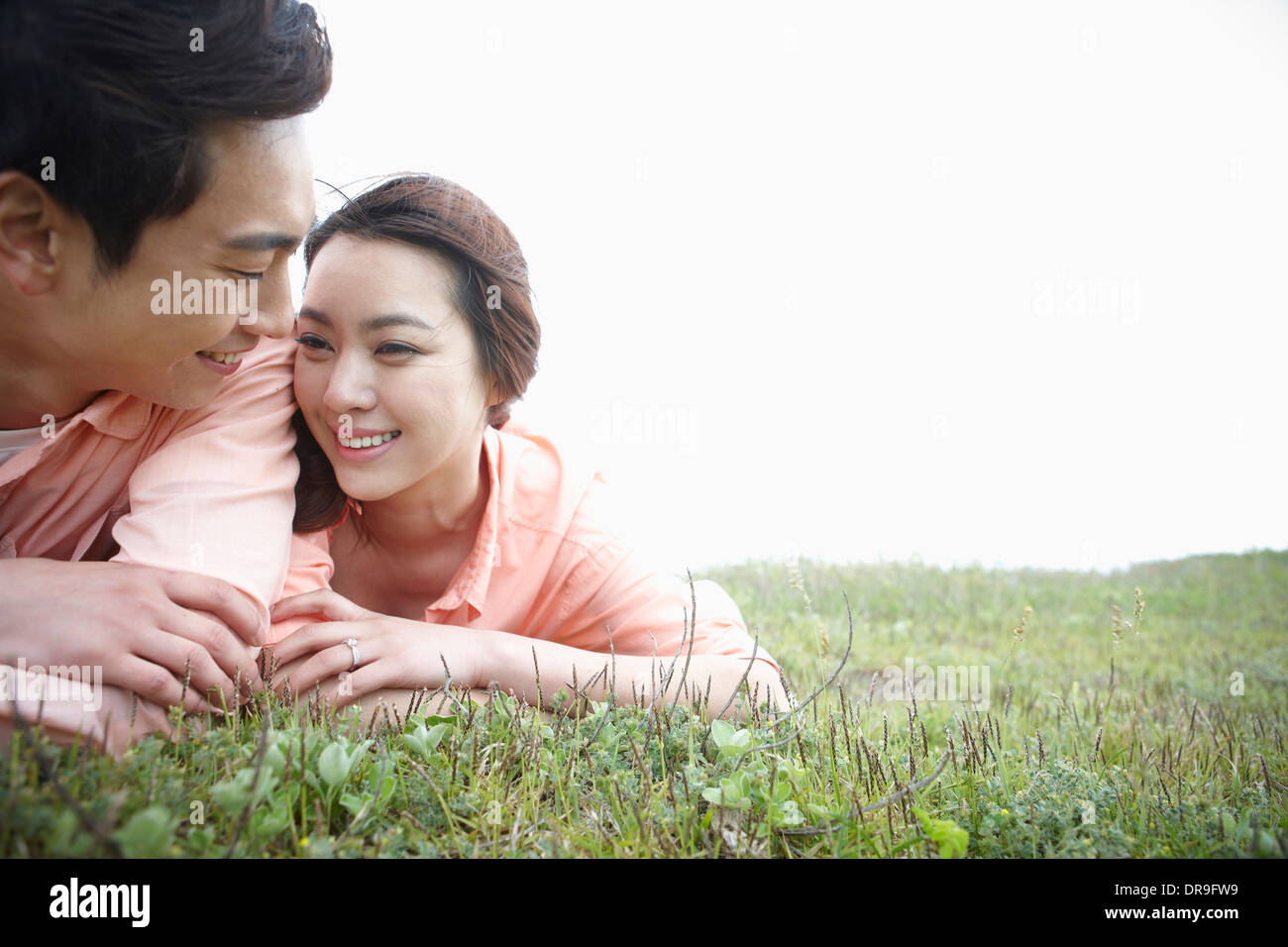 ein Mann und eine Frau auf einer Wiese liegend Stockfoto