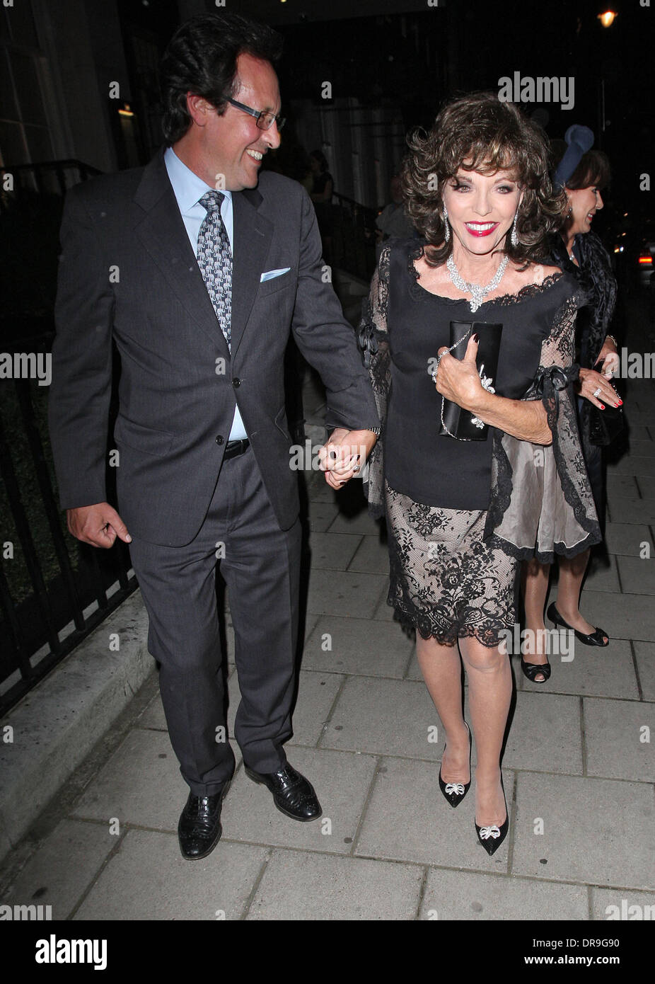 Joan Collins und Percy Gibson verlassen 34 Restaurant in Mayfair, London, England - 26.06.12 Stockfoto