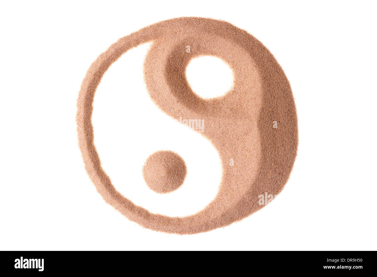 Universelles Symbol Yin Yang in Sand geformt Stockfoto