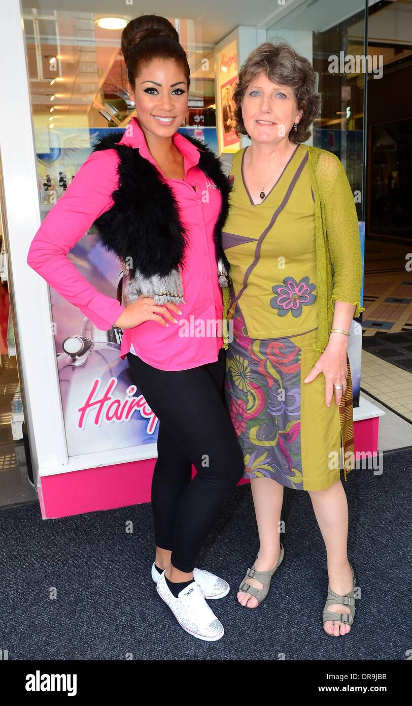 Layla Flaherty, Mutter Theresa Flaherty die Besetzung von TV3 Promi-Salon gemacht über einige ihrer Mütter und die Besetzung von TV3 Dublin Hausfrauen im Haarspray laden auf Henry Street heute Dublin, Irland - 26.06.12 Stockfoto
