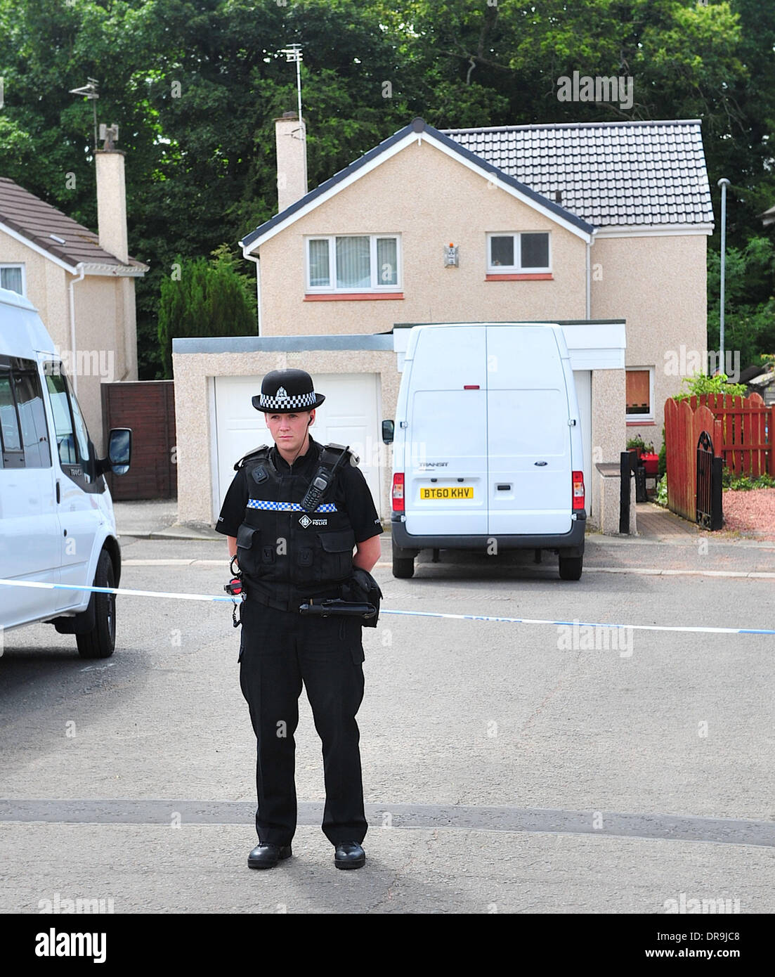 Polizei suchen Bereich Garten und Garage eines Hauses in Annan Glade, Motherwell in einem Versuch, die Überreste der vermissten Mutter von zwei Ellen Ruffle zu finden, die vor fast 43 Jahren spurlos verschwunden. Motherwell, Schottland - 26.06.12 Stockfoto