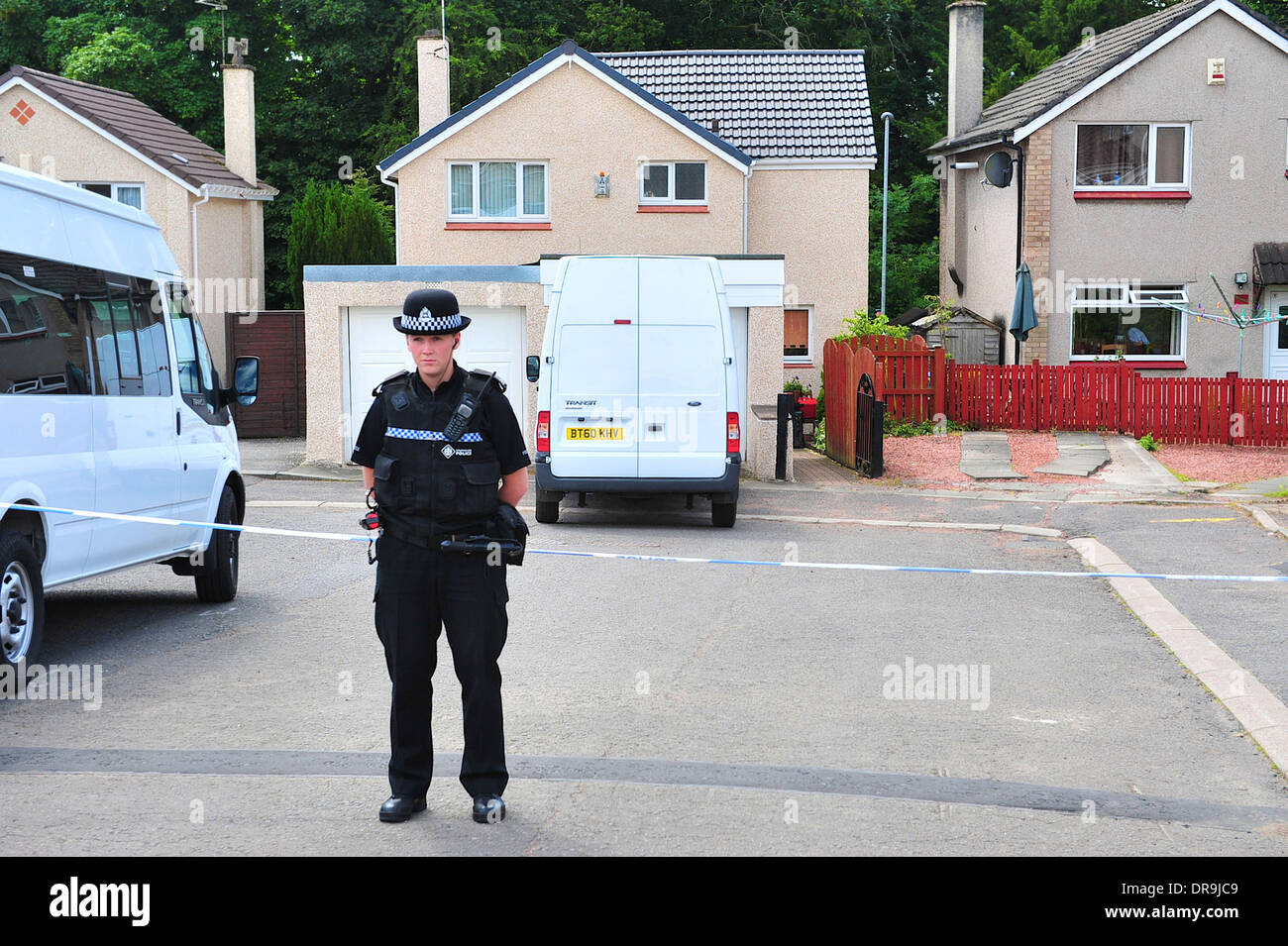 Polizei suchen Bereich Garten und Garage eines Hauses in Annan Glade, Motherwell in einem Versuch, die Überreste der vermissten Mutter von zwei Ellen Ruffle zu finden, die vor fast 43 Jahren spurlos verschwunden. Motherwell, Schottland - 26.06.12 Stockfoto