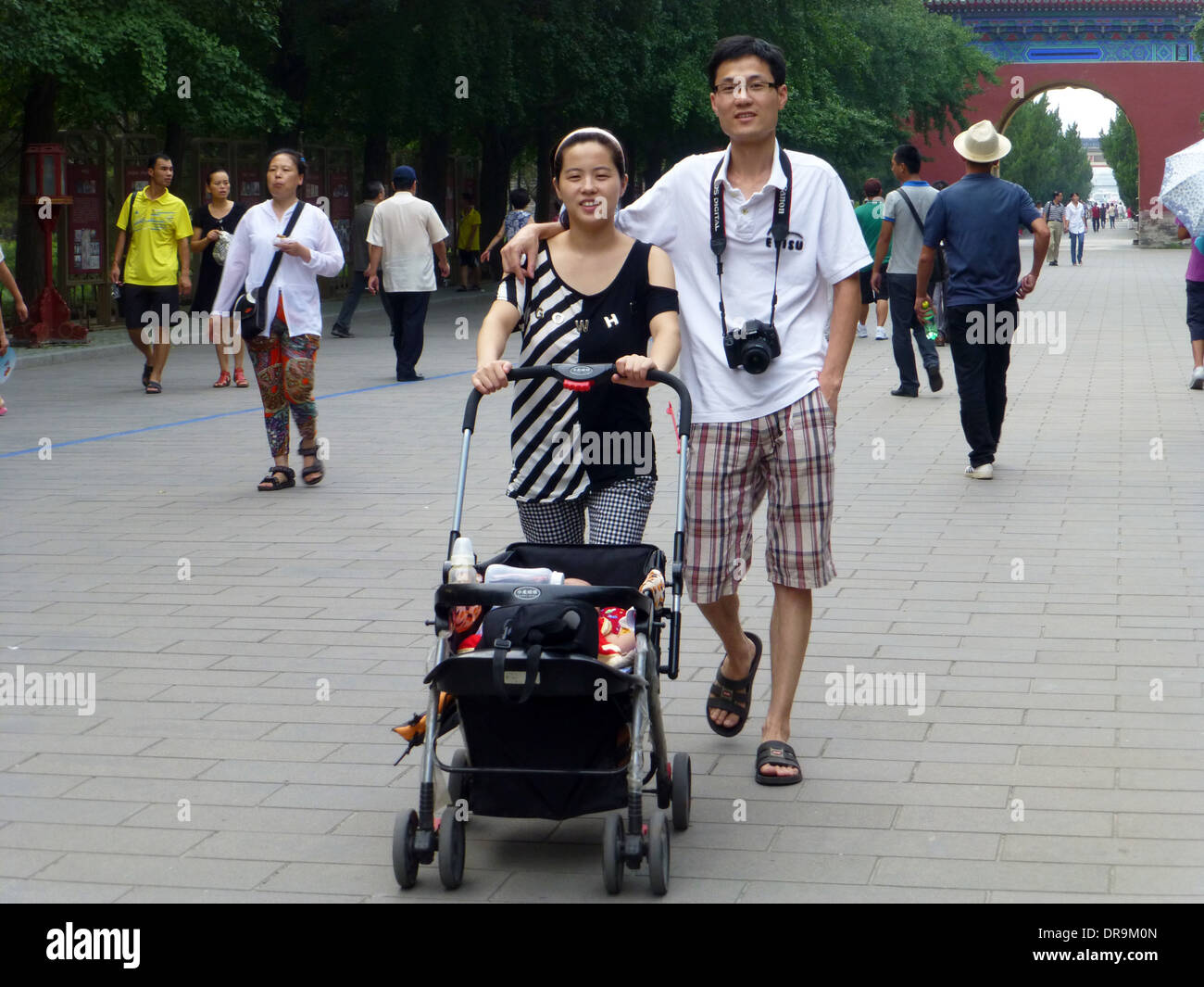 Chinesisches Paar mit Kind im Buggy Touren die Verbotene Stadt Stockfoto