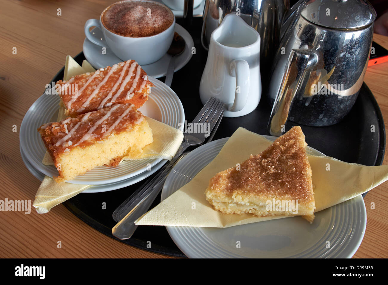Kuchen, Cappuccino und Töpfe Tee: im Café am Southwold Pier serviert. Suffolk, England. Stockfoto