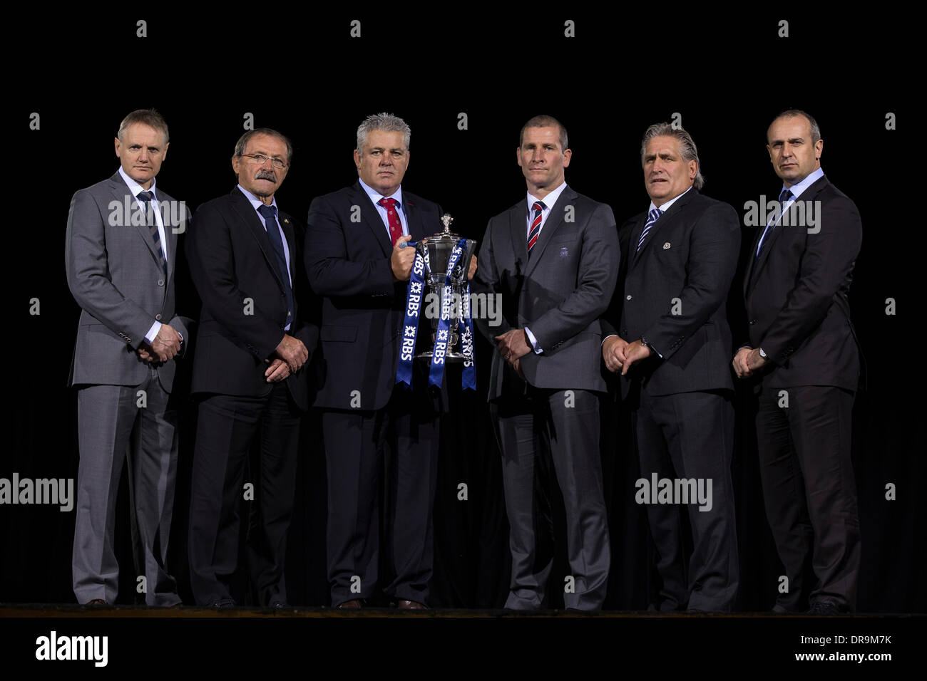 London, UK. 22. Januar 2014. (l-R) Joe SCHMIDT, Jacques BRUNEL, Warren GATLAND, Stuart LANCASTER, Scott JOHNSON, Philippe SAINT-ANDRE - Team Trainer Pose mit dem sechs-Nationen-Pokal während die RBS Six Nations Medien Start vom Hurlingham Club. Bildnachweis: Aktion Plus Sport/Alamy Live-Nachrichten Stockfoto