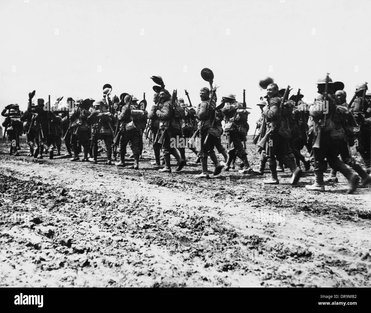 Britische Truppen marschieren an die Front 1916 Stockfoto