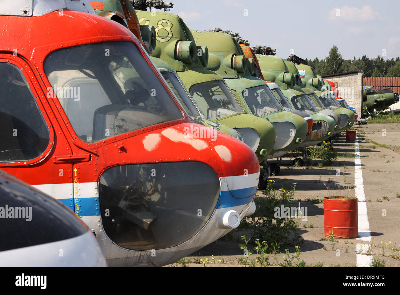 Hubschrauber-Friedhof auf Preisnachlass Flugplatz in Moskau, Russland Stockfoto