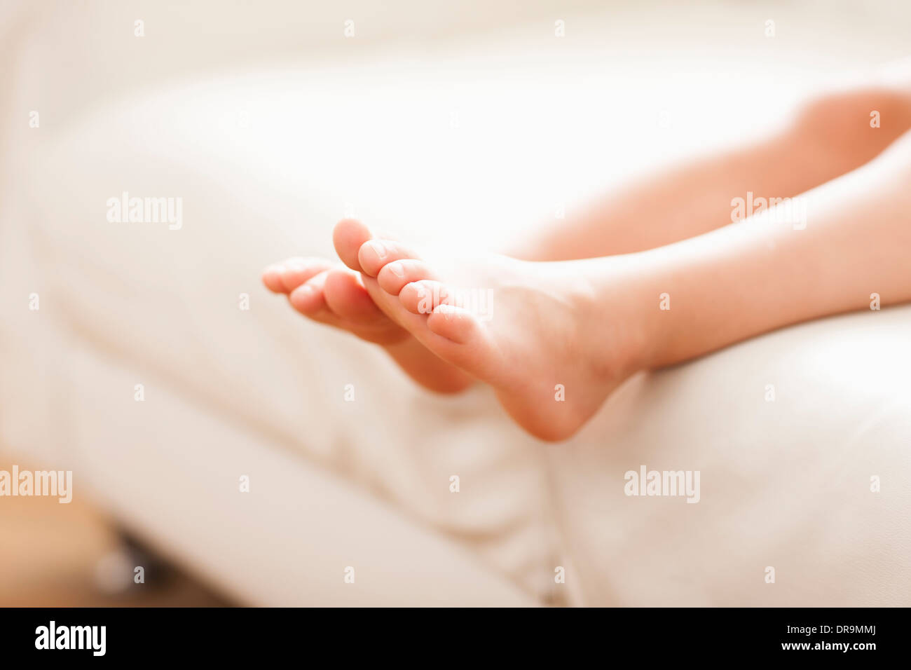 ein kleines Mädchen Füße Stockfotografie - Alamy