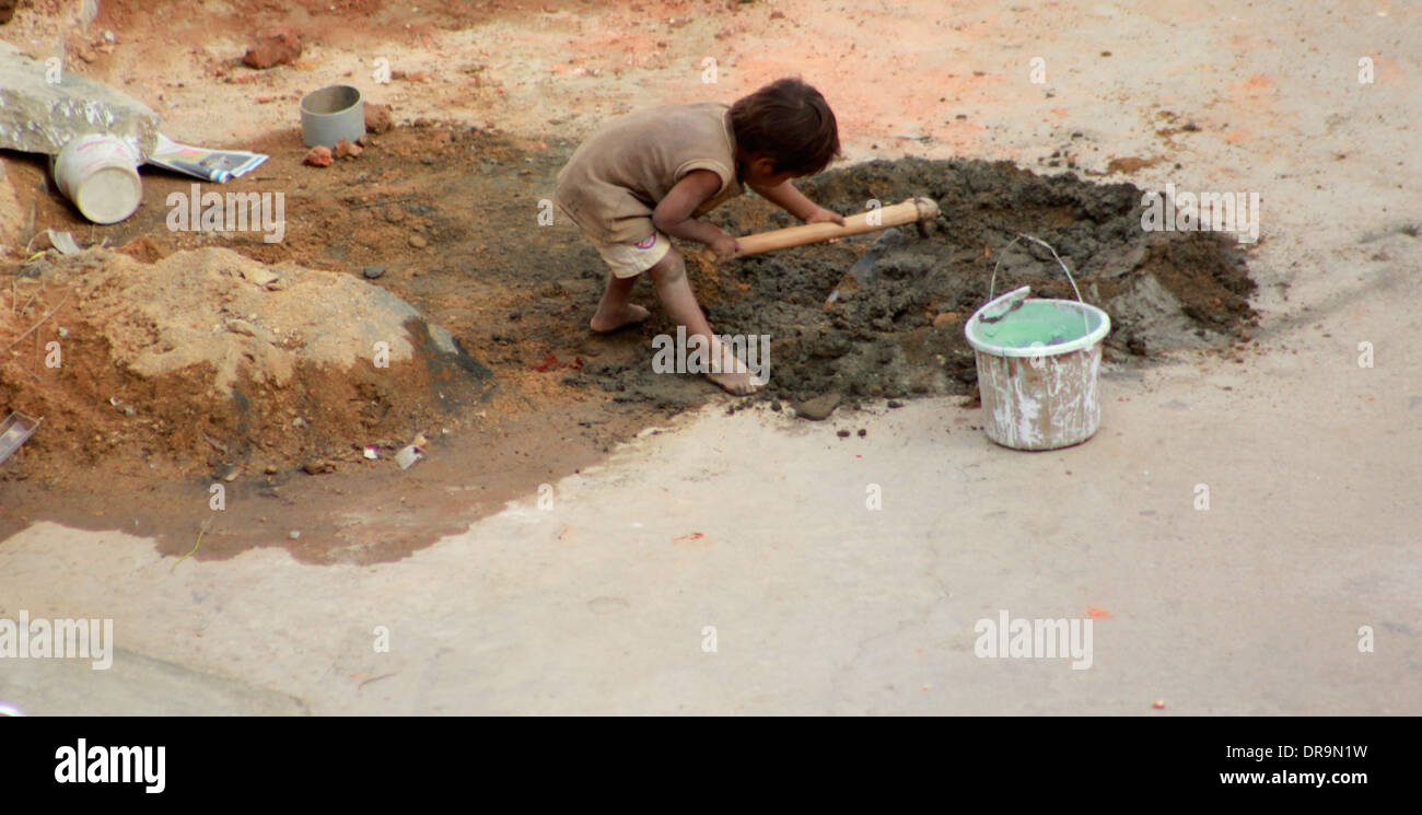 Ein Kleinkind, arbeiten auf einer Baustelle in Bangalore Indien Stockfoto