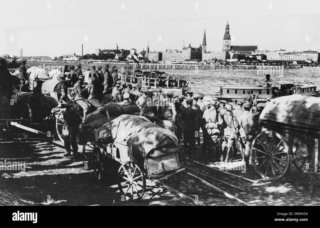Deutsche Truppen durch den Fluss Dwina Stockfoto