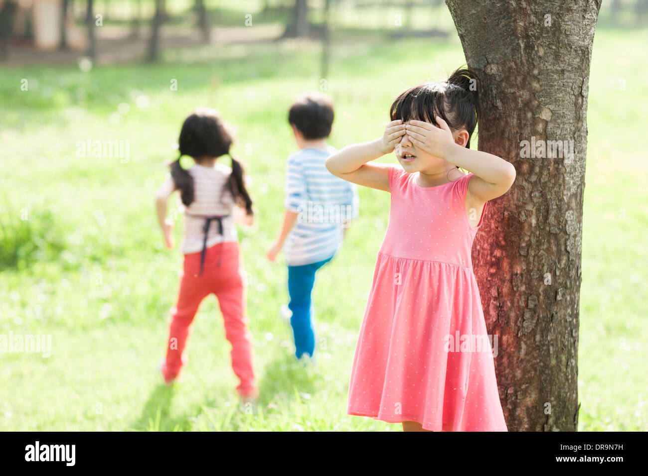 Kinder spielen in der Natur Stockfoto