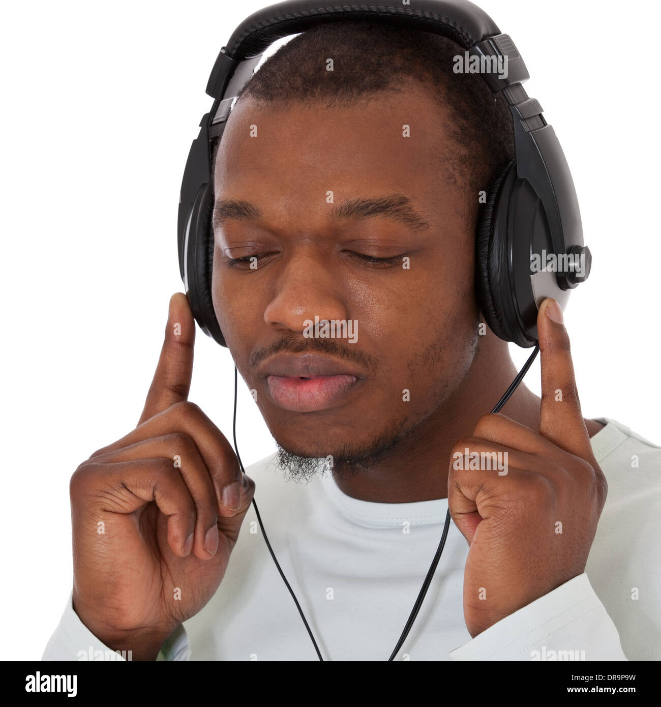 Schwarzer Kerl hört Musik. Alle auf weißem Hintergrund. Stockfoto