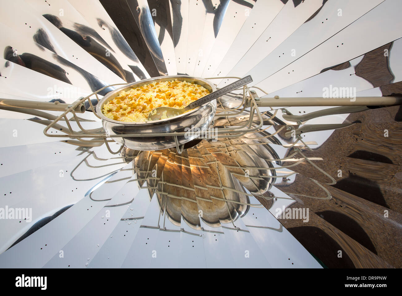 Ein Solarkocher Kochen in den Büros des WWF Indien in Delhi, Indien verwendet wird. Stockfoto