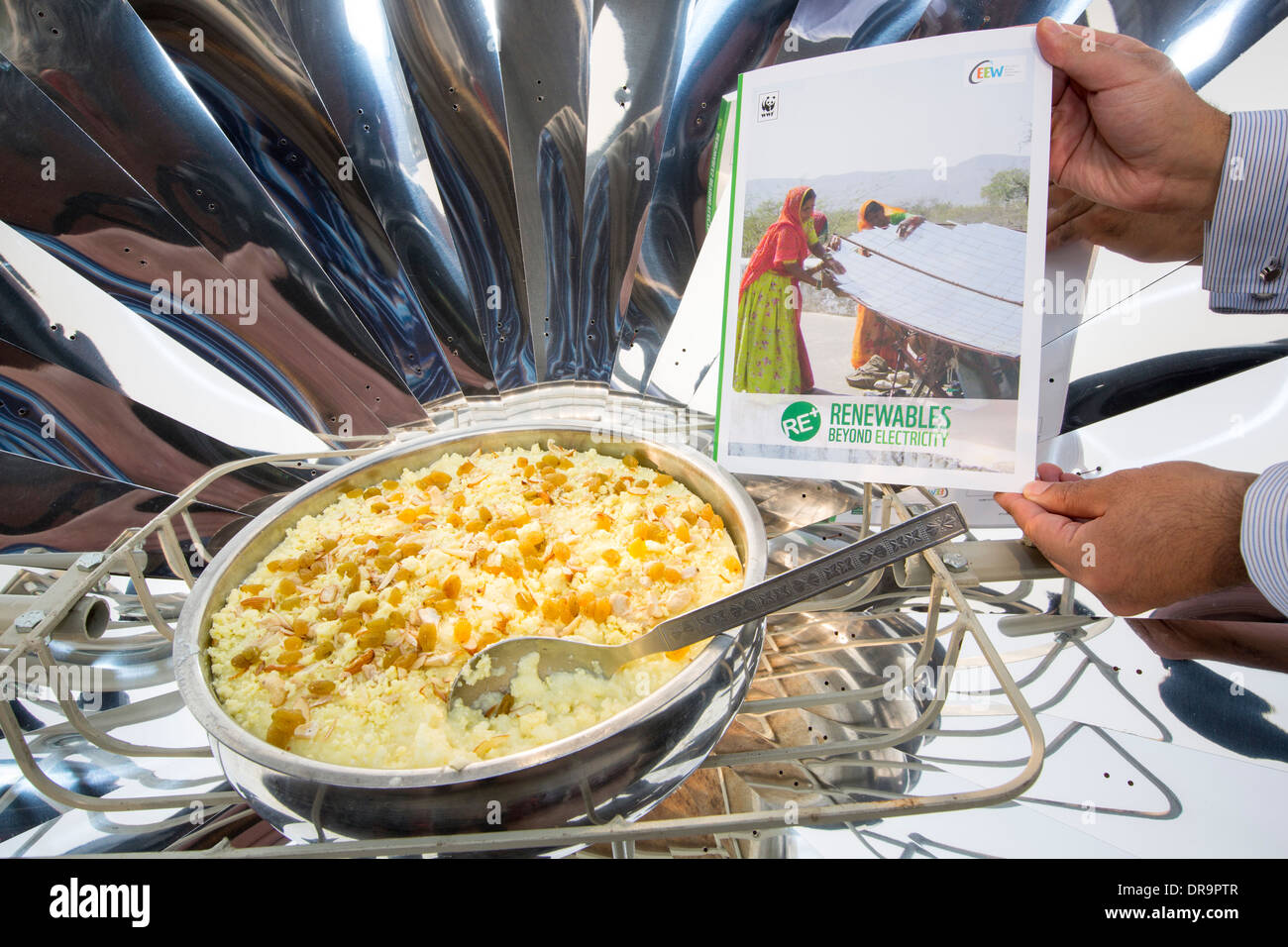 Ein Solarkocher Kochen in den Büros des WWF Indien in Delhi, Indien verwendet wird. Stockfoto