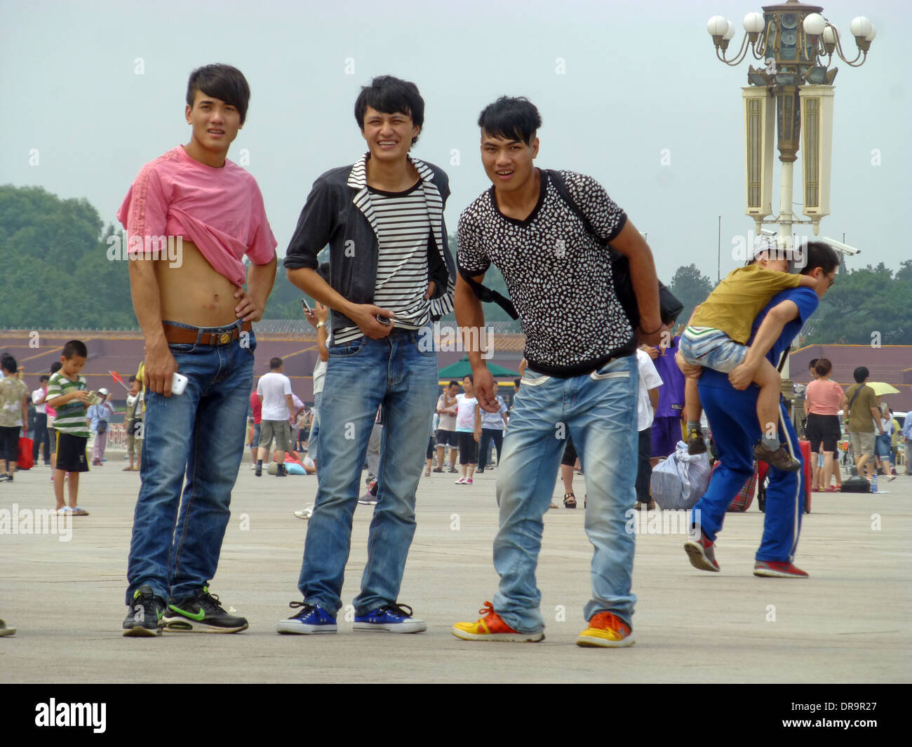 junge Burschen posiert für die Kamera in den Platz des himmlischen Friedens Tourismus Stockfoto
