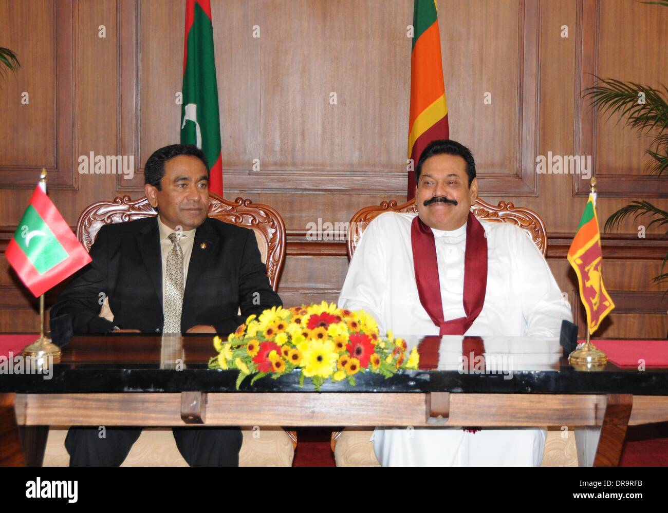 Colombo, Sri Lanka. 22. Januar 2014. Sri Lankan President Mahinda Rajapaksa (R) trifft sich mit dem Besuch der maledivische Präsident Abdullah Yameen in Colombo, Sri Lanka, am 22. Januar 2014. Sri-lankischen Präsidenten Mahinda Rajapaksa und Besuch maledivische Präsident Abdullah Yameen vereinbart, die bilaterale Zusammenarbeit in vielen Bereichen, einschließlich Handel, Banken und Finanzen, Fischerei, Landwirtschaft, Bildung, Verteidigung und maritime Wirtschaft hier am Mittwoch, sagte dem Büro des Präsidenten in einer Erklärung. Bildnachweis: Yang Meiju/Xinhua/Alamy Live-Nachrichten Stockfoto