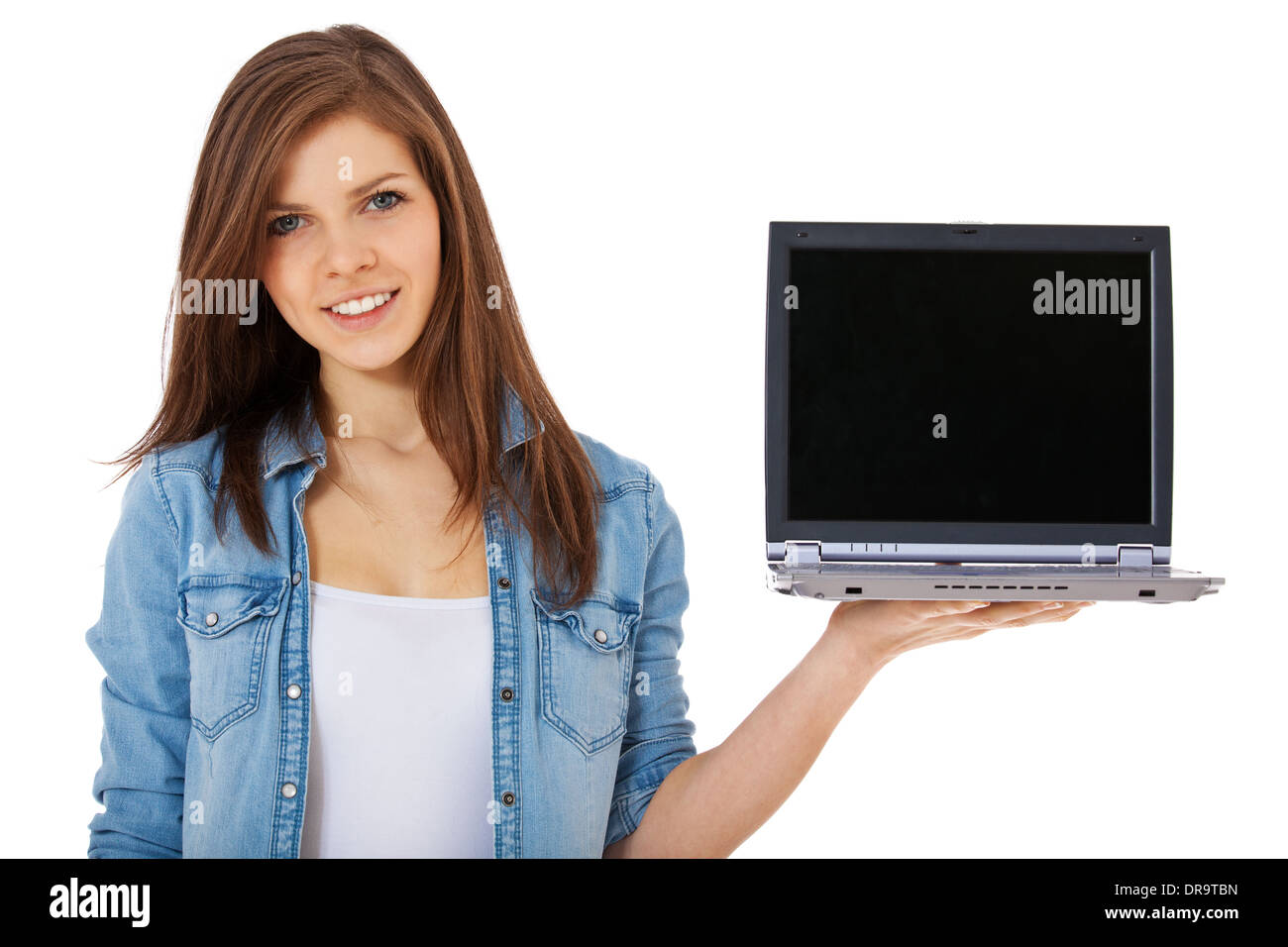 Attraktive Teenagerin mit Laptop. Alle auf weißem Hintergrund. Stockfoto